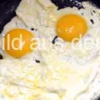 585